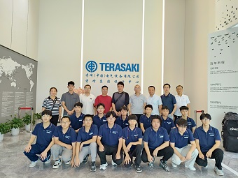 機電一體化+工業(yè)機器人學生在寺崎（中國）電氣設備有限公司實習.jpg